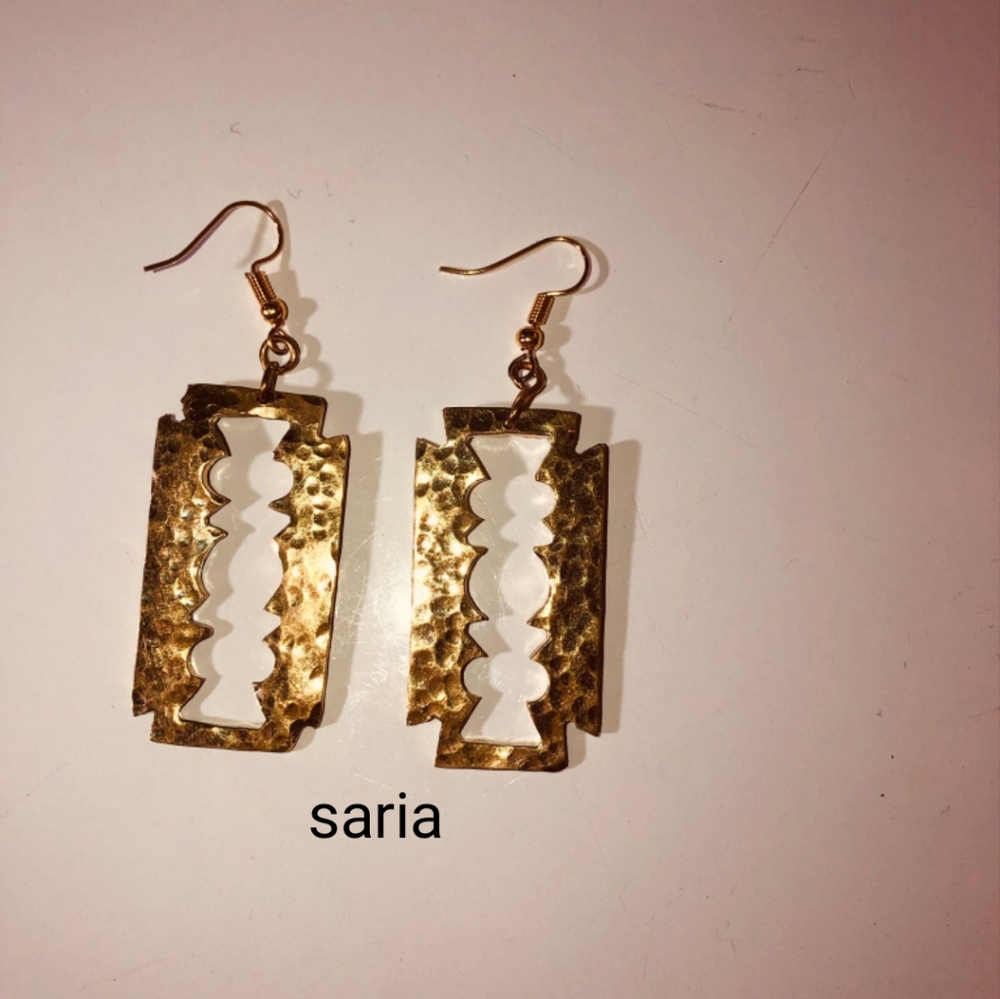 Razor earing made of pure copper